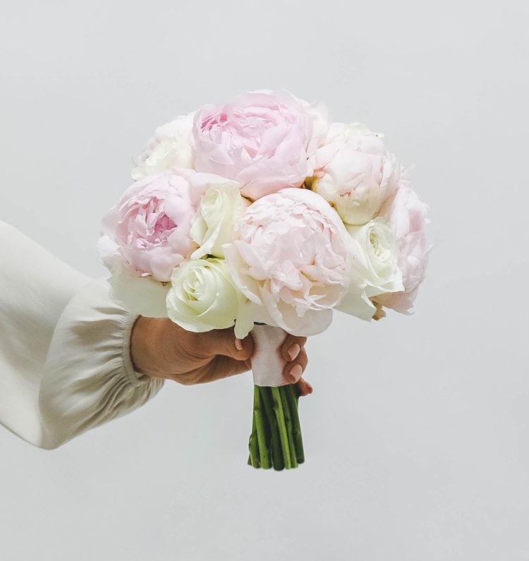Какие цветы подарить на свадьбу? Как выбрать красивый букет